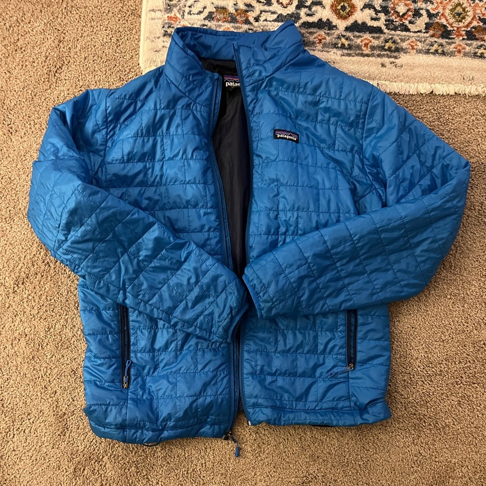 Like new Patagonia men’s large blue jacket-packable.